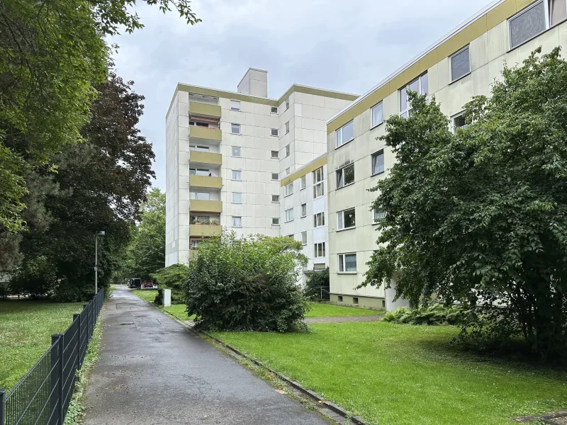 Außenansicht - Wohnung kaufen in Hannover - Geräumige 2-Zimmer-Wohnung mit Loggia und Außenstellplatz in Hannover-Wettbergen