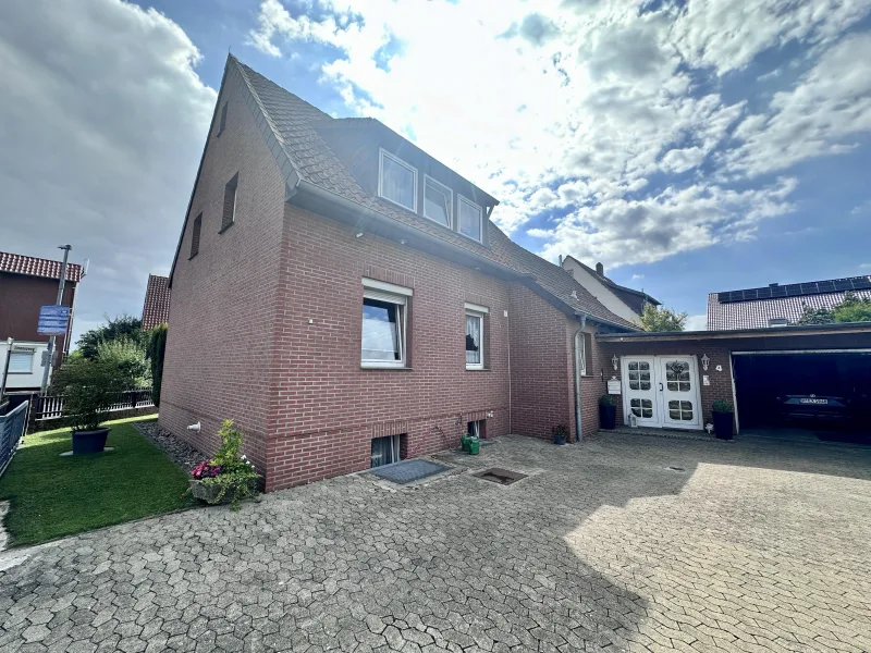 Eingangsseite - Haus kaufen in Seelze - Solides Einfamilienhaus mit Keller und großer Doppelgarage in guter und ruhiger Lage in Harenberg