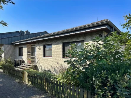 Hausansicht  - Haus kaufen in Wunstorf - Wunstorf-Luthe: Attraktiver Bungalow (Reihenendhaus) mit Vollkeller und Garage 