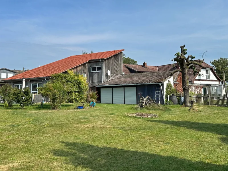 Hausansicht - Haus kaufen in Celle - Renoviertes Mehrfamilienhaus auf großem Grundstück