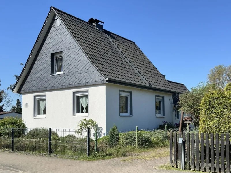  - Haus kaufen in Wietze - Wietze: Einfamilienhaus mit Doppelgarage auf sonnigem Grundstück 