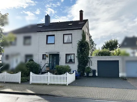 Außenansicht - Haus kaufen in Langenhagen - Großzügige Doppelhaushälfte mit Garage in Langenhagen