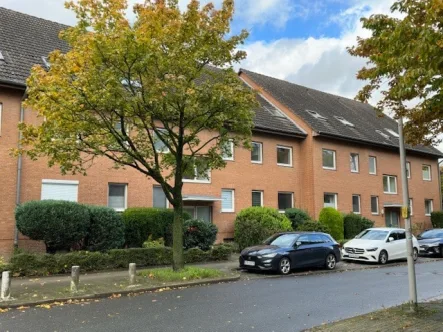 Hausansicht - Wohnung kaufen in Hannover - Gepflegte 2-Zimmer-Dachgeschosswohnung mit KFZ-Stellplatz