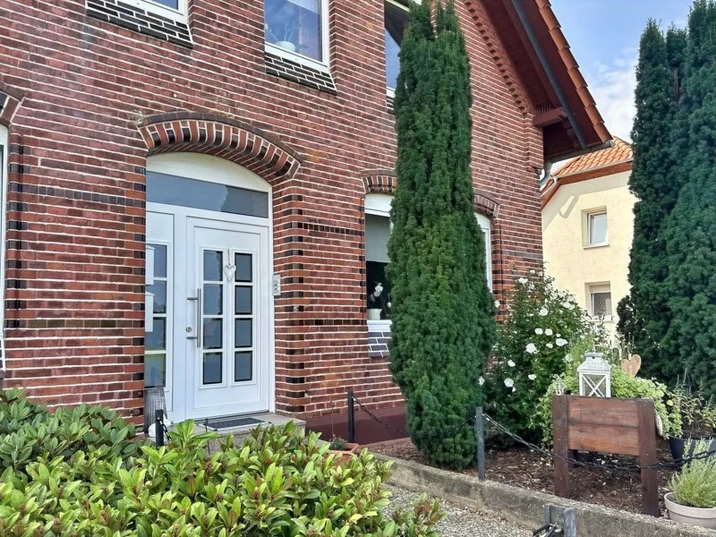 Hauseingang - Haus kaufen in Wunstorf - Traditionelles Backsteinhaus mit einem großen, sonnigen Grundstück in Klein Heidorn