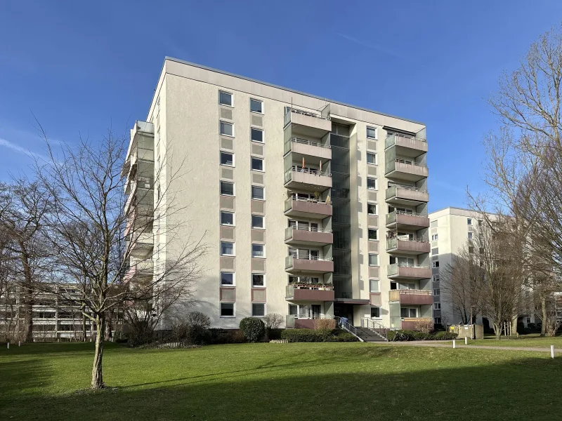 Außenansicht - Wohnung kaufen in Laatzen - 4-Zimmer-Wohnung mit zwei Loggien mit tollen Ausblick