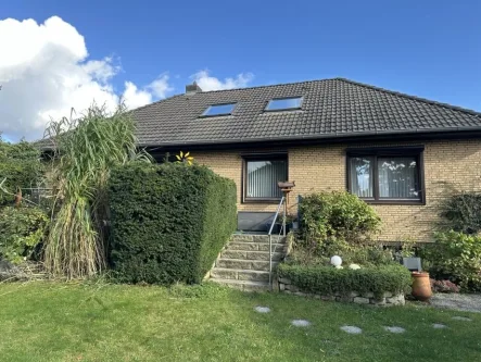 Gartenansicht - Haus kaufen in Ronnenberg - Wohnen auf einer Ebene im gepflegten Bungalow