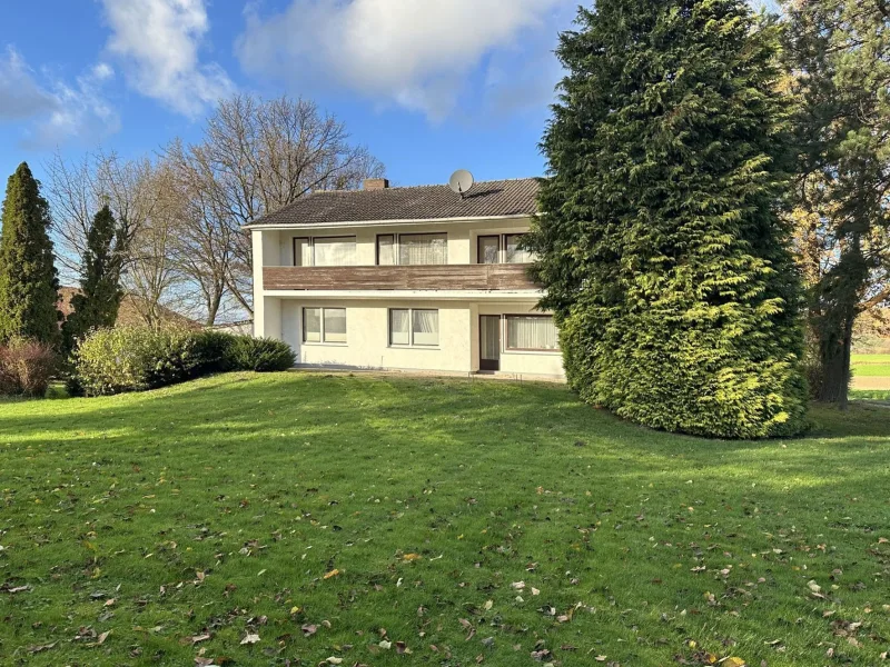 Gartenansicht - Haus kaufen in Sibbesse - Großzügiges Einfamilienhaus mit Keller und großem Grundstück in Sibbesse