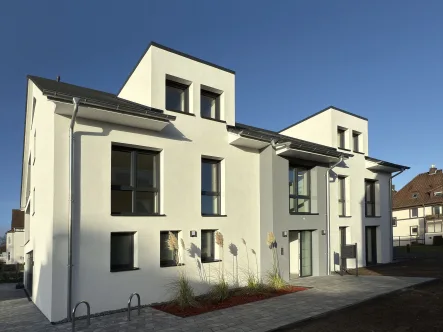 Hausansicht (©Reba Studio) - Wohnung kaufen in Seelze - Seelze-Stadtkern: Neue 4-Zi.-Maisonette-ETW mit Fahrstuhl und Balkon im puristischen Wohnstil