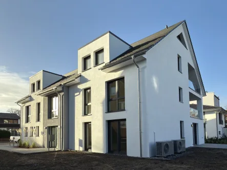 Hausansicht (©Reba Studio) - Wohnung kaufen in Seelze - Seelze-Stadtkern: Neu erstellte 3-Zi.-ETW im 1. OG mit Balkon u. Fahrstuhl im puristischen Wohnstil 