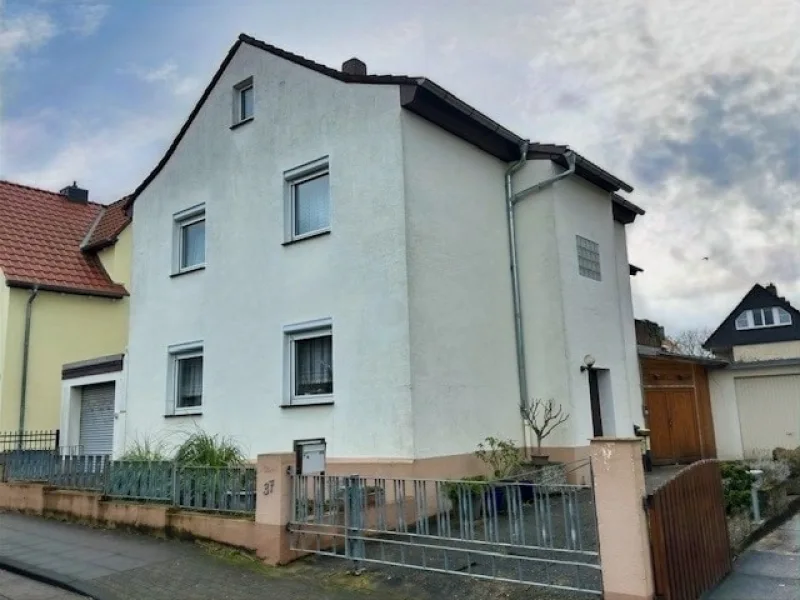 Hausansicht - Haus kaufen in Hannover - Modernisierungsbedürftiges 2-Familienhaus