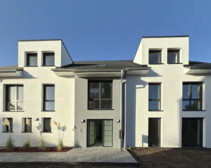 Hausansicht (©Reba Studio) - Wohnung kaufen in Seelze - Seelze-Stadtkern: Neue 4-Zi.-Maisonette-ETW mit Fahrstuhl und Balkon im puristischen Wohnstil