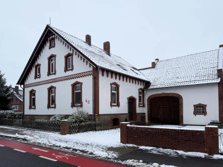 Außenansicht - Wohnung mieten in Barsinghausen - Großgoltern: Modernisierte Altbauwohnung mit Garten und Carport