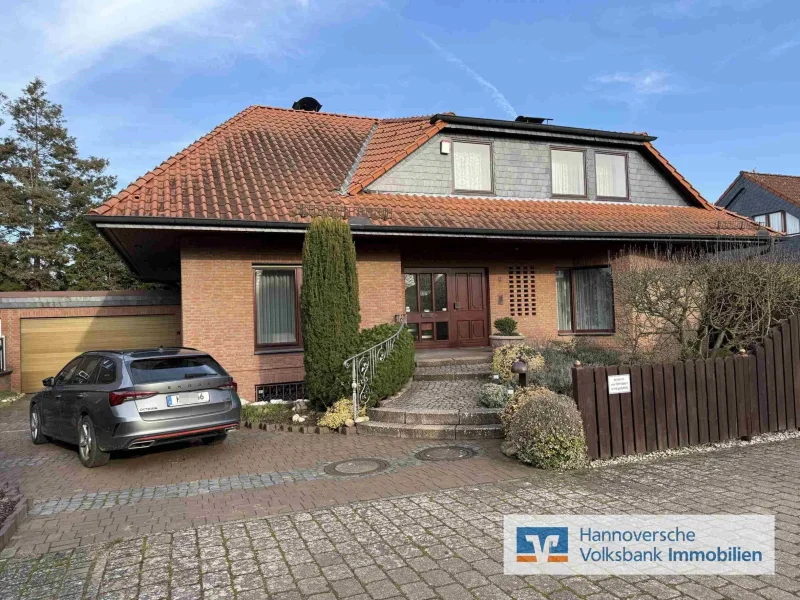 Straßenansicht - Haus kaufen in Burgwedel - Großburgwedel: Hochwertiges Einfamilienhaus im Zentrum