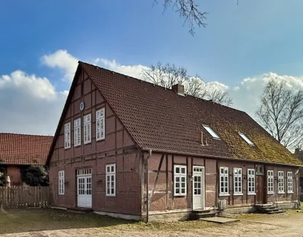  - Haus kaufen in Beedenbostel - Beedenbostel: Bauernhaus mit Einliegerwohnung und Nebengebäuden auf großem Grundstück mit Bauoption