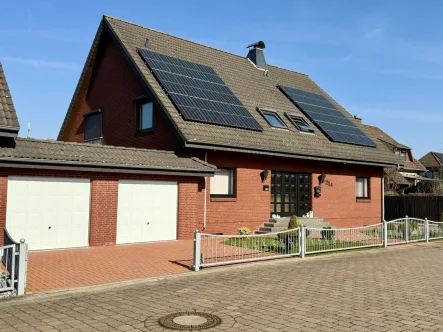 Vorderansicht - Haus kaufen in Seelze - Hochwertiges und vermietetes Wohnhaus mit ELW in direkter Feldrandlage in Seelze OT Almhorst 