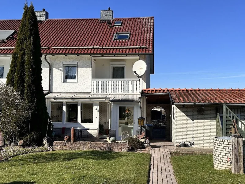 Hausansicht vom Garte - Haus kaufen in Bad Salzdetfurth - Bad Salzdetfurth-Bodenburg: Gepflegtes Reihenendhaus mit Wintergarten, Garage und Keller