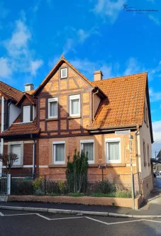 Hausansicht - Haus kaufen in Fellbach - "Klein...a b e r ...Mein" - nettes, gepflegtes Häuschen (DHH) mitten in Fellbach