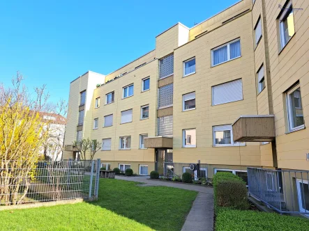 Hausansicht - Wohnung kaufen in Stuttgart / Bad Cannstatt - Geräumige, helle Wohnung in top gepflegter Anlage!