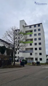 Hausansicht - Wohnung kaufen in Weinstadt / Beutelsbach - Ausblick vom Balkon ins Remstal - vermietete 2,5-Zimmer-Wohnung in ruhiger Lage