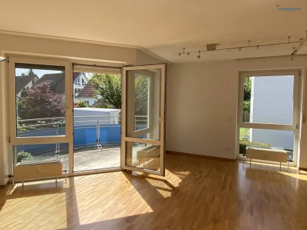 Wohnzimmer  - Wohnung kaufen in Fellbach / Oeffingen - Traumhaftes Wohnen auf zwei Ebenen - schöne Maisonette-Wohnung in begehrter Lage