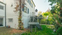 Gartenansicht mit Aufgang zur Terrasse im EG