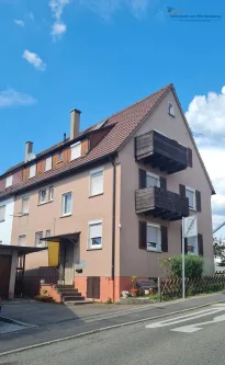 Hauseingang und Stellplatz vor der Garage - Haus kaufen in Fellbach / Schmiden - 3-Familienhaus im Ortskern von Fellbach-Schmiden mit Potenzial