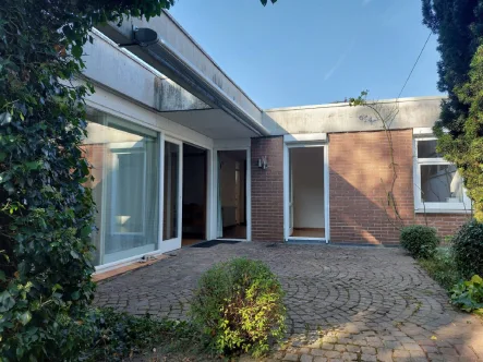 Innenhof - Haus kaufen in Schallstadt - Wohnen auf einer Ebene: Bungalow in Schallstadt-Mengen
