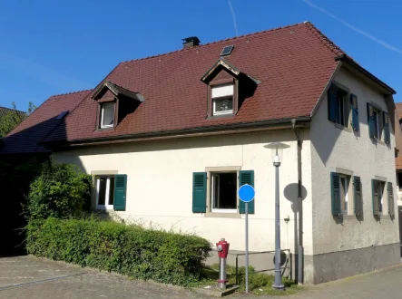 Haus von außen - Haus kaufen in Bad Krozingen - Ein- bis Zweifamilienhaus in Bad Krozingen mit Garten, Schopf und Doppelgarage