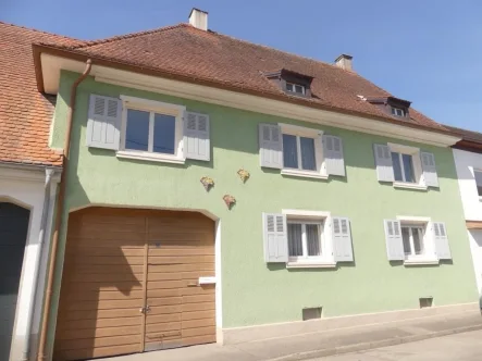 Haus von außen - Haus kaufen in Ihringen - Handwerker aufgepasst: Renovierungsbedürftiges Zweifamilienhaus in Ihringen mit Entwicklungspotential.