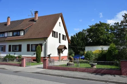 Haus von außen - Haus kaufen in Breisach am Rhein - Ein- bis Zweifamilienhaus in Breisach mit Garten und Garage