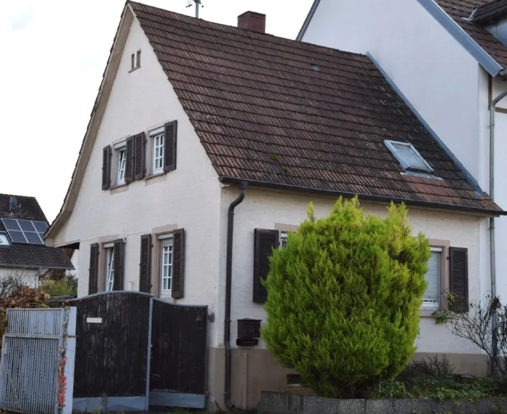 Haus von vorne - Haus kaufen in Ihringen - Doppelhaushälfte in Ihringen mit großem Garten und viel Potenzial