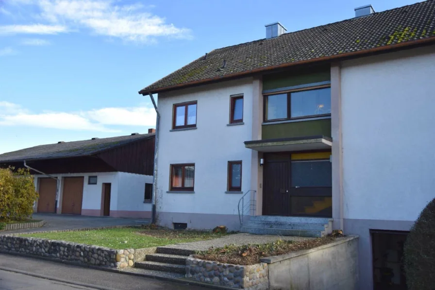 Gebäude von vorne - Haus kaufen in Vogtsburg im Kaiserstuhl - Zweifamilienhaus mit Wirtschaftsgebäude und Baugrundstück in Oberrotweil