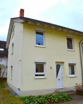 Haus von außen - Haus kaufen in Ballrechten-Dottingen - Schönes Reihenendhaus mit Garten und Carport in Ballrechten-Dottingen