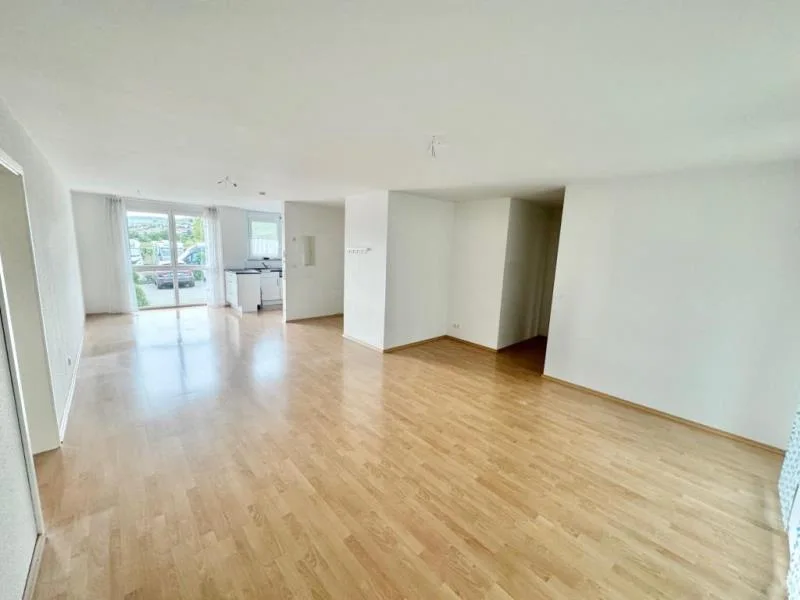 WZ - Wohnung kaufen in Weinstadt - Sofort beziehbar! Gemütliche 4 Zimmer-Erdgeschoss-Wohnung mit Terrasse und TG-Stellplatz!