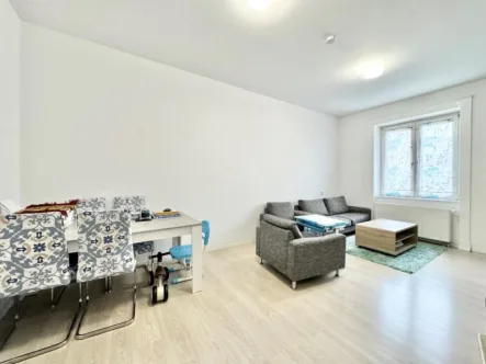 Wohn- und Essbereich - Wohnung kaufen in Stuttgart - Moderner Altbaucharme! Sofort beziehbare 3 Zimmer Wohnung mit Balkon!