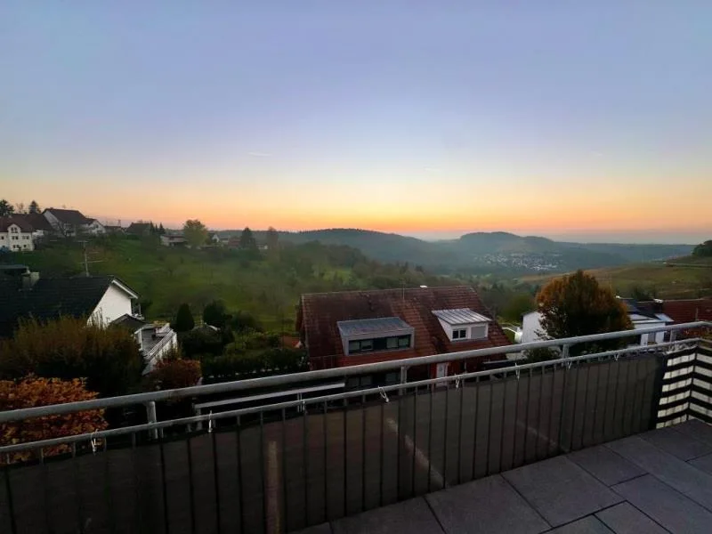 Balkon Aussicht - Wohnung kaufen in Winnenden - Exklusiv! Schöne 3,5 Zimmer-Wohnung in beherrschender Aussichtslage!