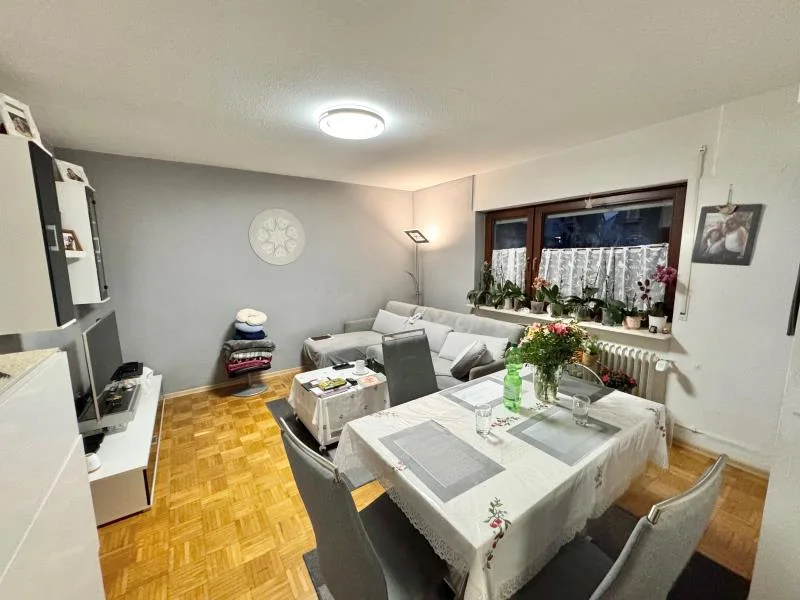 Wohn- und Esszimmer - Wohnung kaufen in Filderstadt - Pfiffige 2 Zimmer Wohnung mit Balkon und Stellplatz in ruhiger Lage!