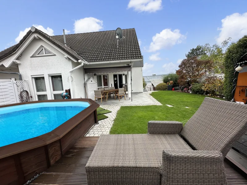 Garten mit Haus und Pool - Haus kaufen in Karlsbad - Familienglück auf höchstem Niveau - Traumhaftes Einfamilienhaus im Grünen.