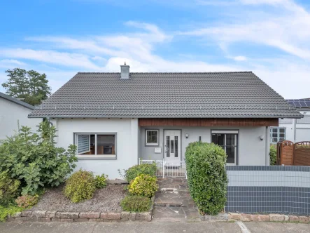 Ansicht oben - Haus kaufen in Kuppenheim - Wohntraum für die Familie - Freistehendes Einfamilienhaus mit kleiner Büroeinheit / ELW