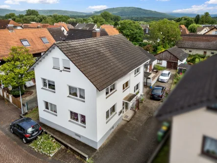 Hausansicht oben - Haus kaufen in Muggensturm - Charmantes 3-Familienhaus in Muggensturm mit großem Garten, Scheune & optionaler Ausbaumöglichkeit