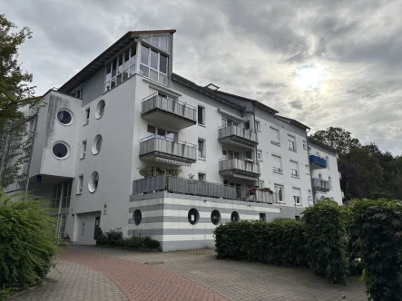 Hausansicht - Wohnung kaufen in Gaggenau - Seniorengerechtes Wohnen im Alter - helle Erdgeschoßwohnung im Zentrum von Gaggenau