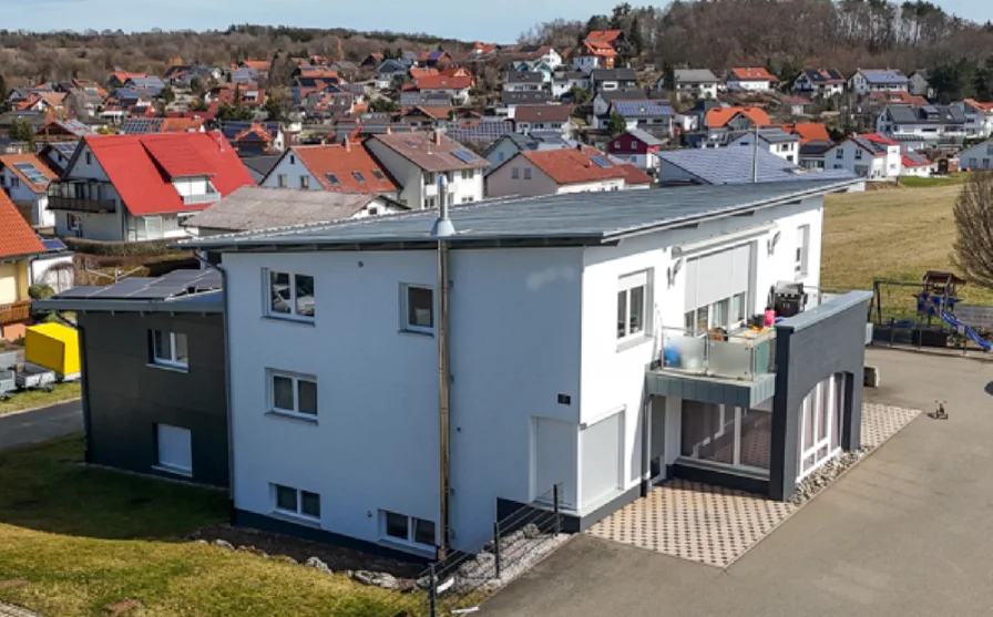 Luftaufnahme - Haus kaufen in Schwenningen - Komplett saniertes Wohnhaus mit 5 Wohneinheiten und 10 Stellplätzen, Photovoltaikanlage