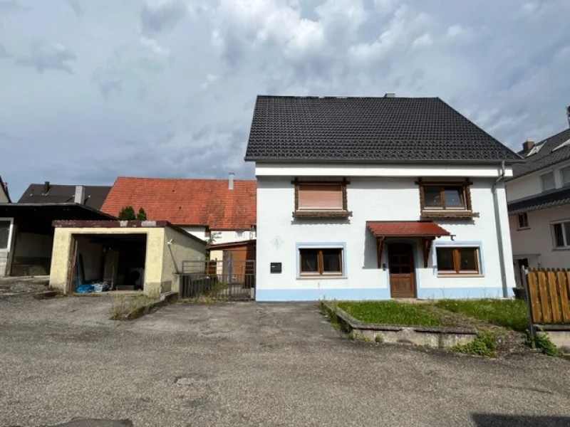 Außenansicht - Haus kaufen in Vöhringen - Freistehendes Wohnhaus zentral in Vöhringen