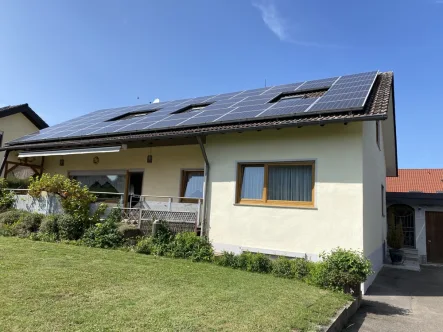 Ansicht vorne - Haus kaufen in Rottweil / Neukirch - freistehendes Wohnhaus mit 2 Wohneinheiten in Rottweil-Neukirch