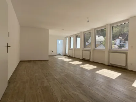 Wohnbereich - Wohnung mieten in Sulz am Neckar - Attraktive, helle Wohnung mit überdimensionalem Balkon, zentral in Sulz zur Miete