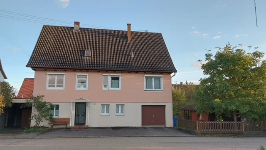 Ansicht - Haus kaufen in Dornhan - Freistehendes Einfamilienhaus mit  Einliegerwohnung und Garten