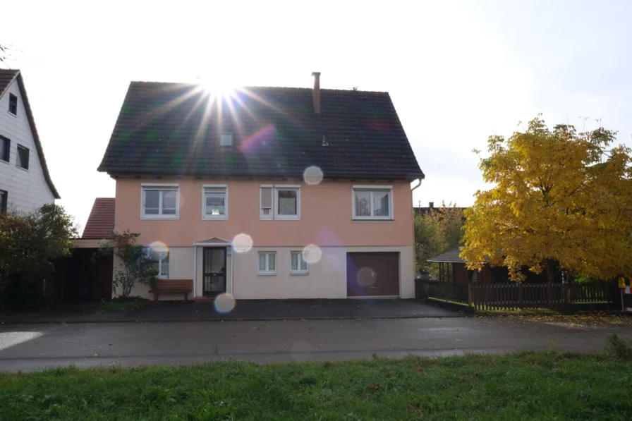 Außen - Haus kaufen in Dornhan - Freistehendes Einfamilienhaus mit Garage, Carport und Garten