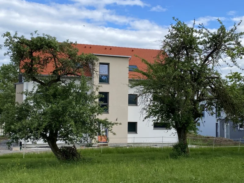 Ansicht hinten - Wohnung kaufen in Vöhringen - Barrierefreie Wohnung im 5-Familienhaus mit Balkon, Gartenanteil, Tiefgarage u. Aufzug von HAUSER.