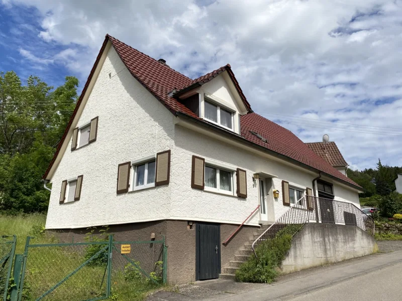 Ansicht vorne - Haus kaufen in Rottweil / Neufra - !reserviert! freistehendes Einfamilienhaus mit Ausbaupotential und überdimensional großem Grundstück