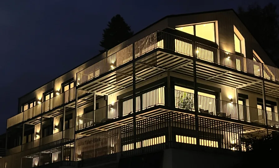 Villa 2 Tälerblick bei Nacht 1 - Wohnung kaufen in Waldkrich - Stilvolles Wohnen mit Aussicht – Exklusive Loft-Styl-Wohnung in der Villa 2 Tälerblick